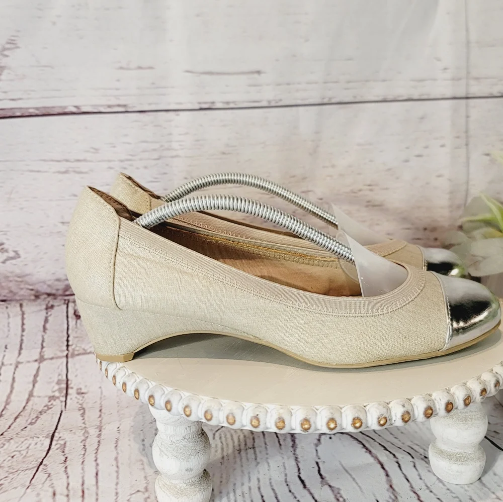 Dana Buchman DB Darby Silver Tan/Cream Fabric Silver Capped Toe Shoe Size 8.5M